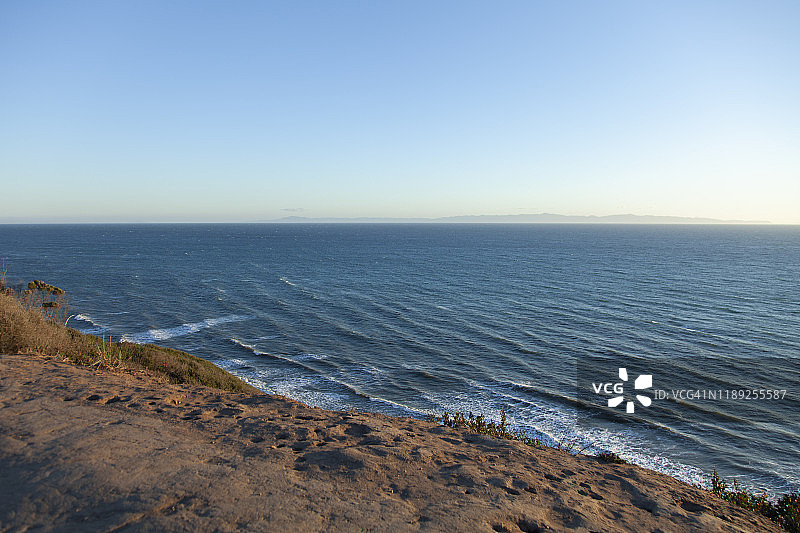 从圣巴巴拉道格拉斯自然保护区的悬崖上眺望太平洋图片素材