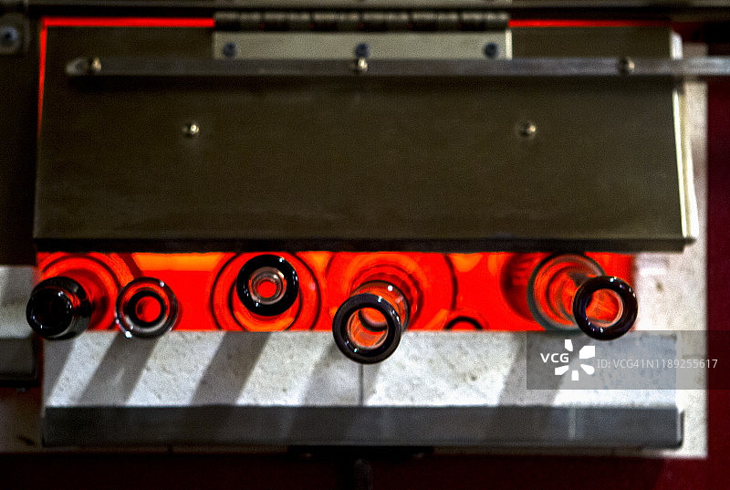 正在热石中制作的玻璃水烟筒图片素材