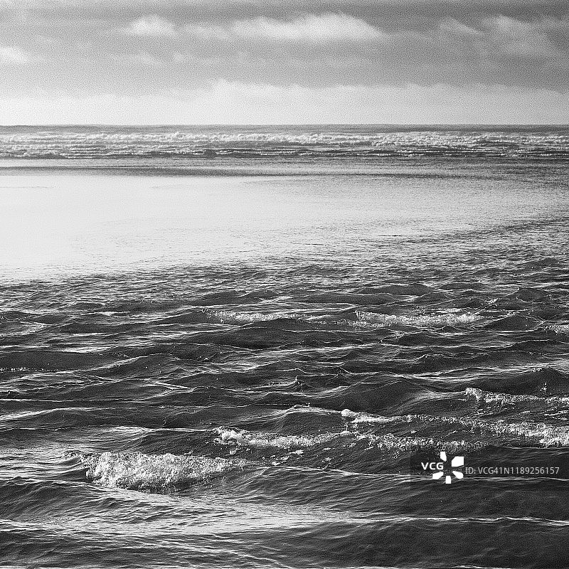 退潮时沙洲上的海浪黑白照片图片素材