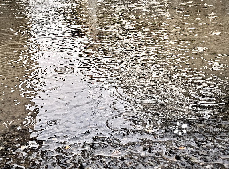 暴雨期间的大水坑特写图片素材