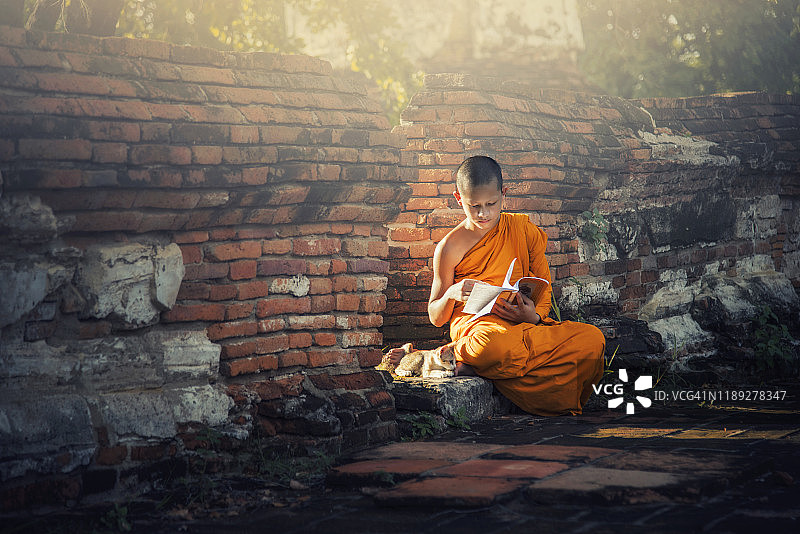 小沙弥诵经图片素材