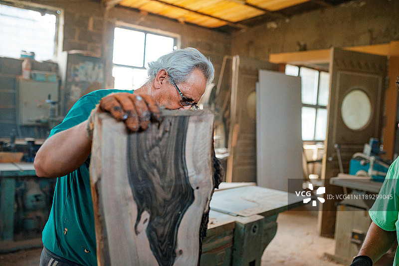 木匠检查木板图片素材