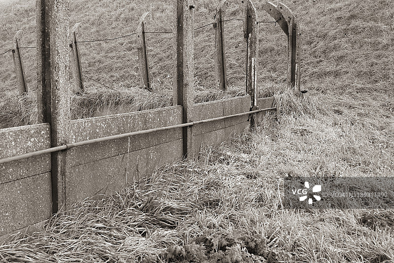 带金属丝的混凝土围栏图片素材