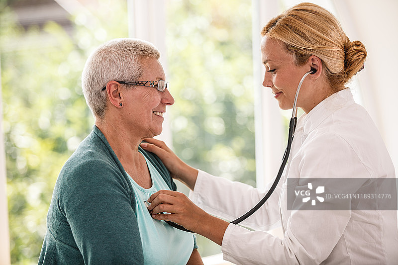 医生正在听病人的心跳图片素材