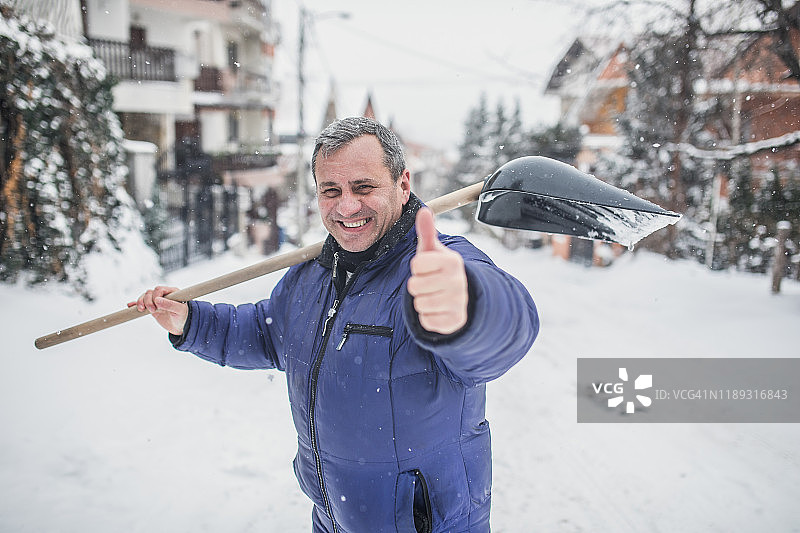 老年男子正在清理积雪图片素材