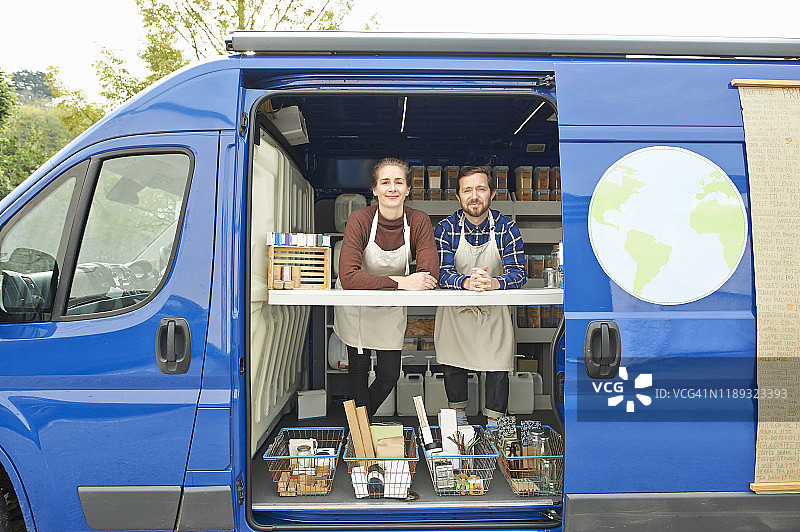 在零浪费食品和当地农产品货车上工作的小型企业夫妇图片素材