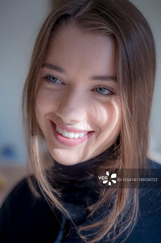 微笑棕发女子的肖像图片素材