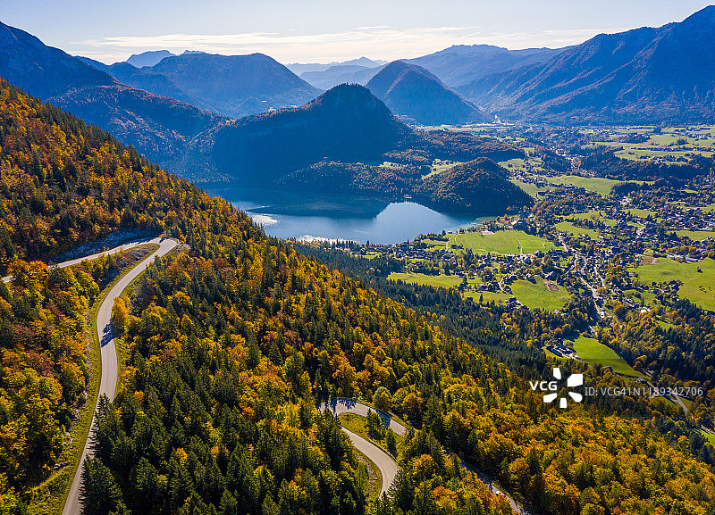 坡地公路和湖泊景色图片素材