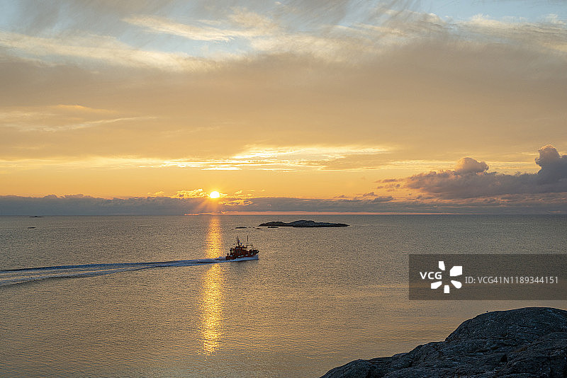 日落时分的船只图片素材