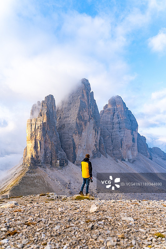 在意大利多洛米蒂山拉瓦雷多三峰眺望风景的男人图片素材