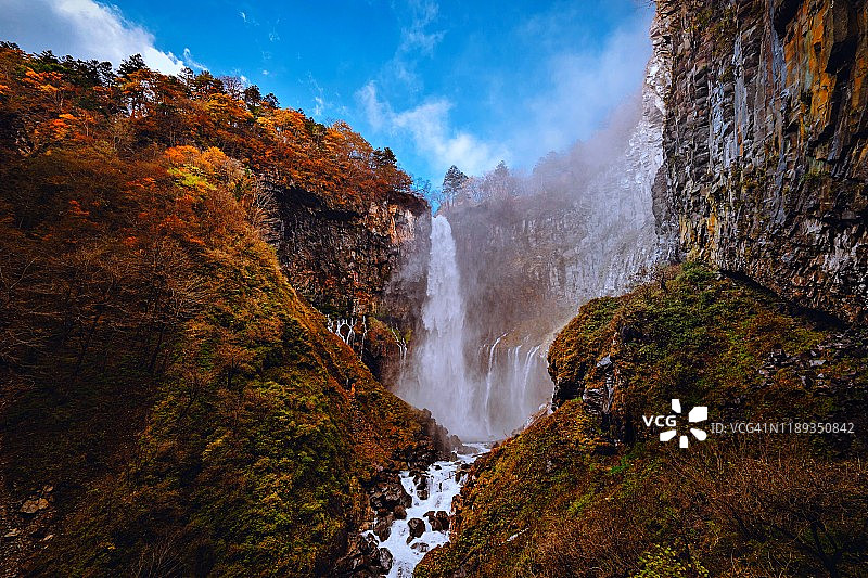 日本日光国家公园中禅寺湖的华严瀑布秋景图片素材