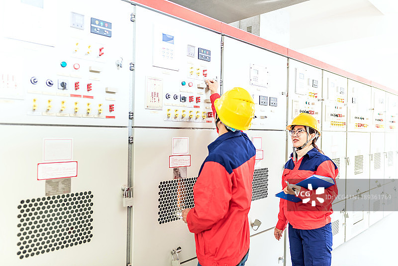 两位亚洲工程师在电力变电站工作图片素材