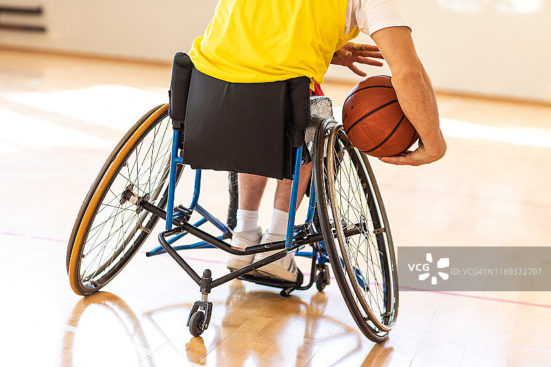 截瘫患者在篮球场上打轮椅篮球图片素材