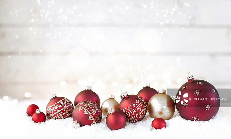 红色圣诞球与旧木背景图片素材