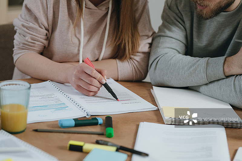 一起学习的情侣图片素材