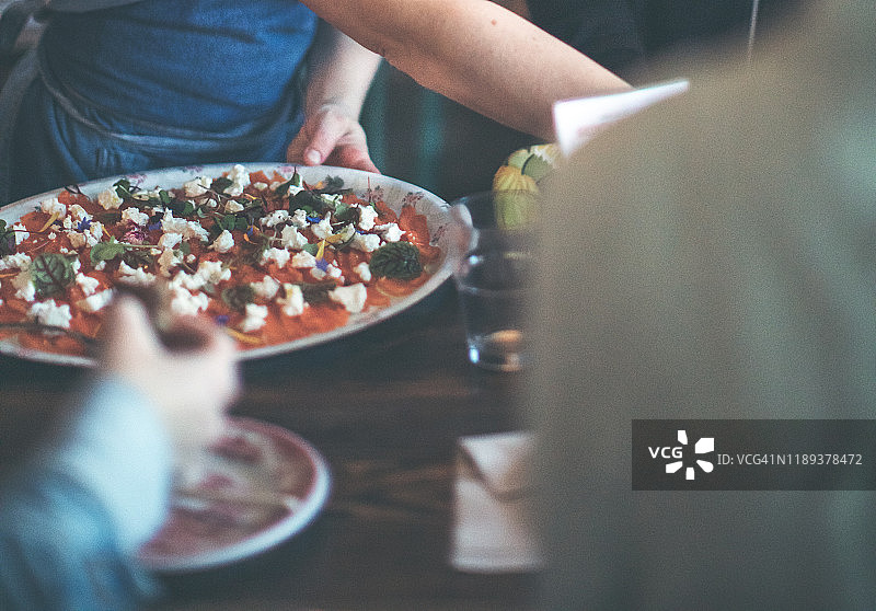 餐饮服务商提供一大盘腌制三文鱼图片素材