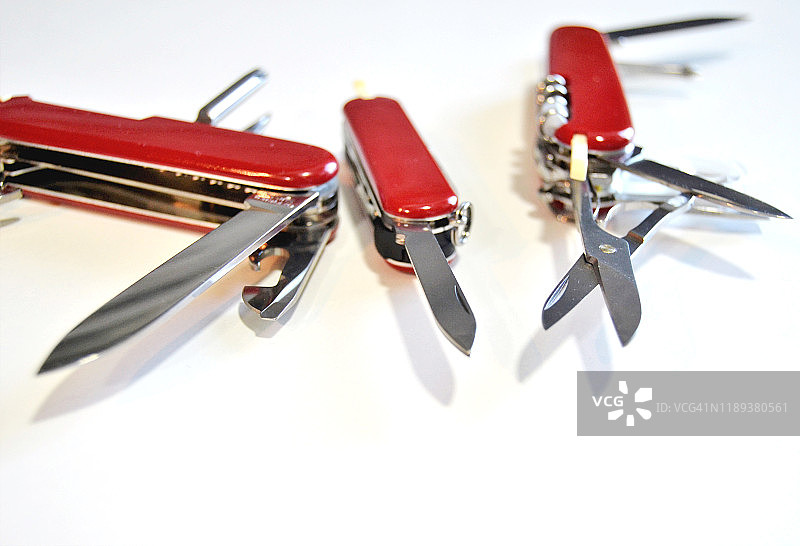 白色背景上的瑞士军刀图片素材