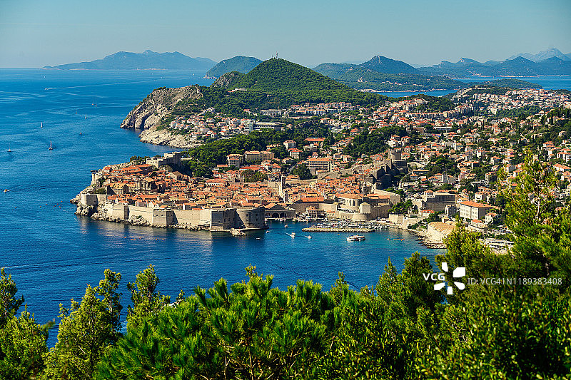 阳光明媚的一天，克罗地亚杜布罗夫尼克老城区的空中景色，有航海船只和停靠港图片素材
