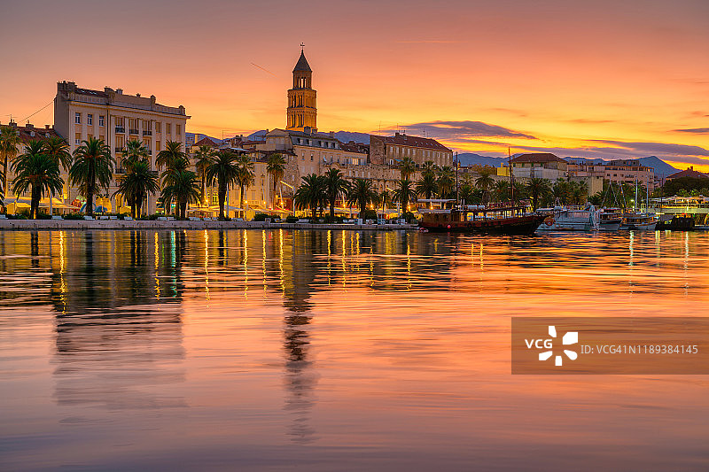 日出时分美丽的克罗地亚斯普利特古镇图片素材