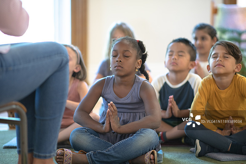 华德福学校老师带领学生冥想图片素材