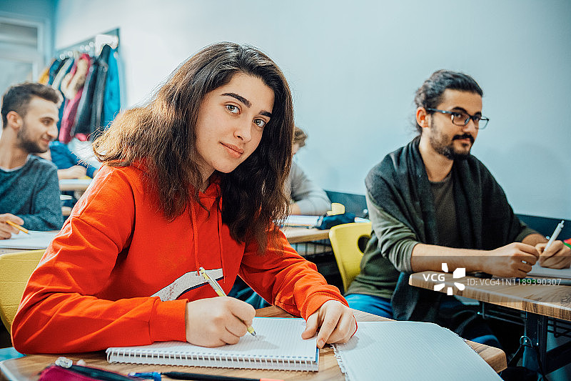 在教室书桌学习的女学生 портрет图片素材
