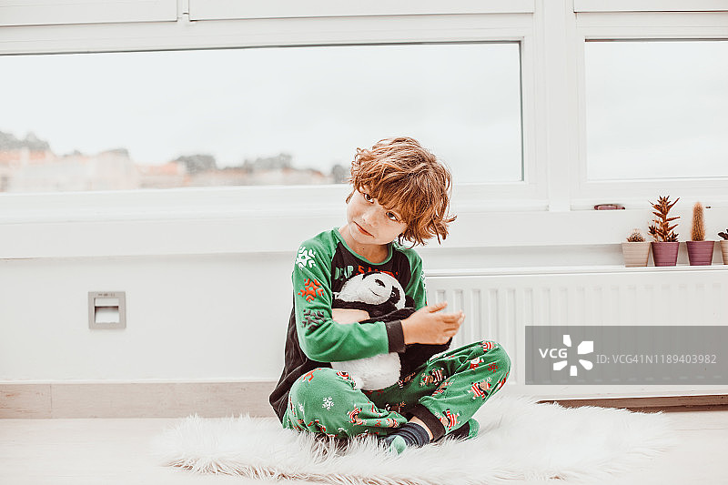 睡衣男孩玩泰迪熊俯视图图片素材