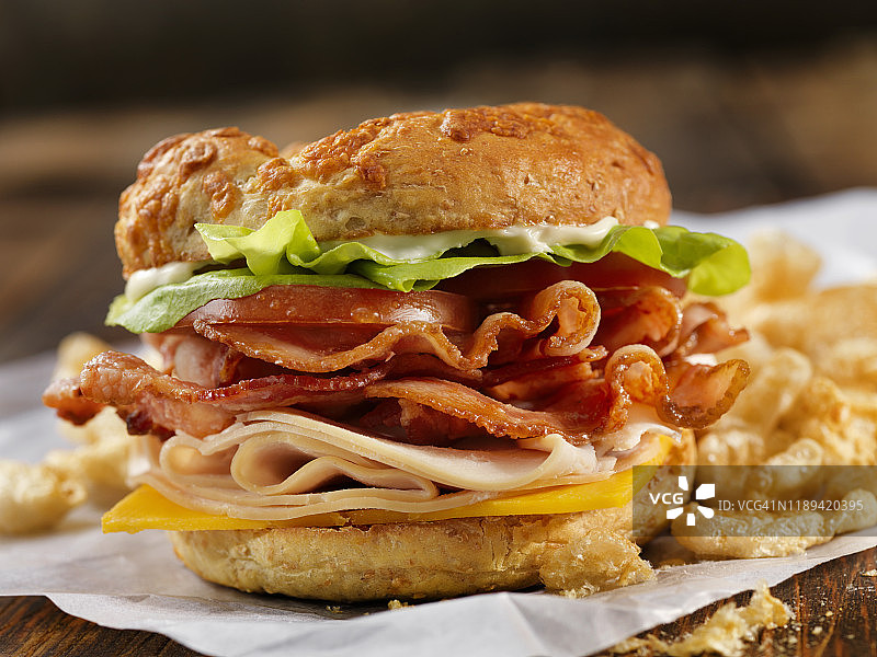 低碳水化合物奶酪百吉饼/搭配脆皮猪肉的火鸡BLT图片素材