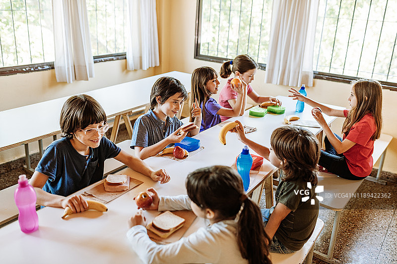 拉丁美洲的小学教育：学生在学校食堂用餐图片素材