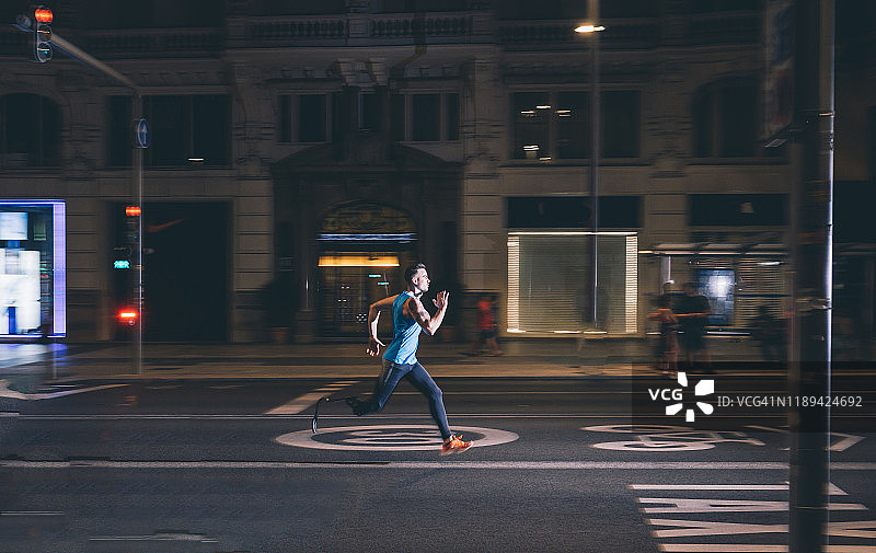 在西班牙马德里市的道路上，使用假肢跑步的无腿残疾男子图片素材