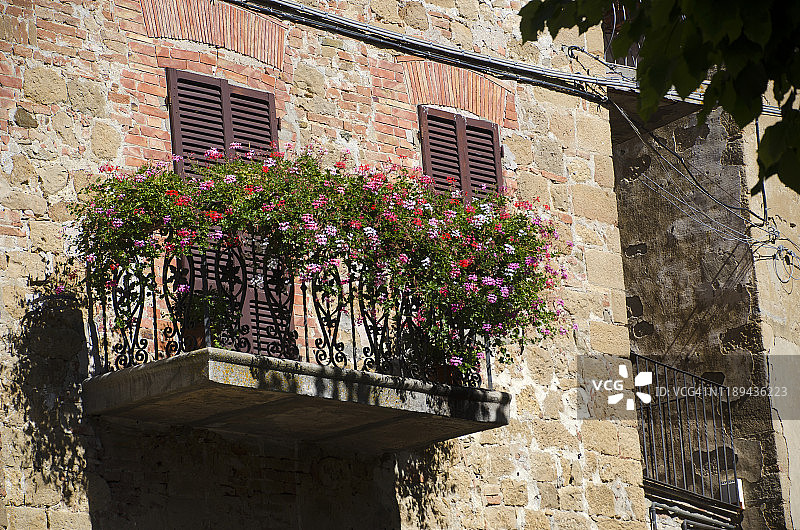 蒙蒂基耶洛的中世纪鲜花阳台图片素材
