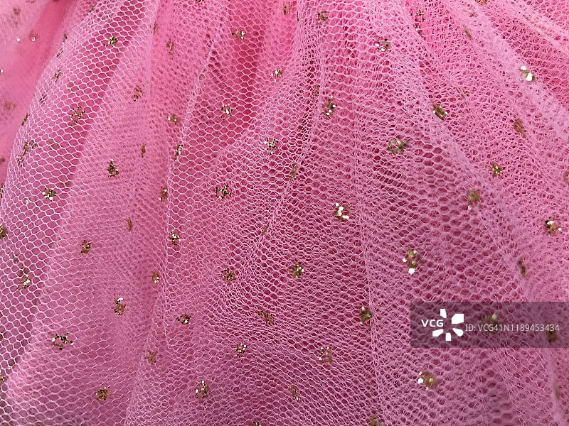 褶皱的金色闪光装饰热粉色薄纱网布图片素材