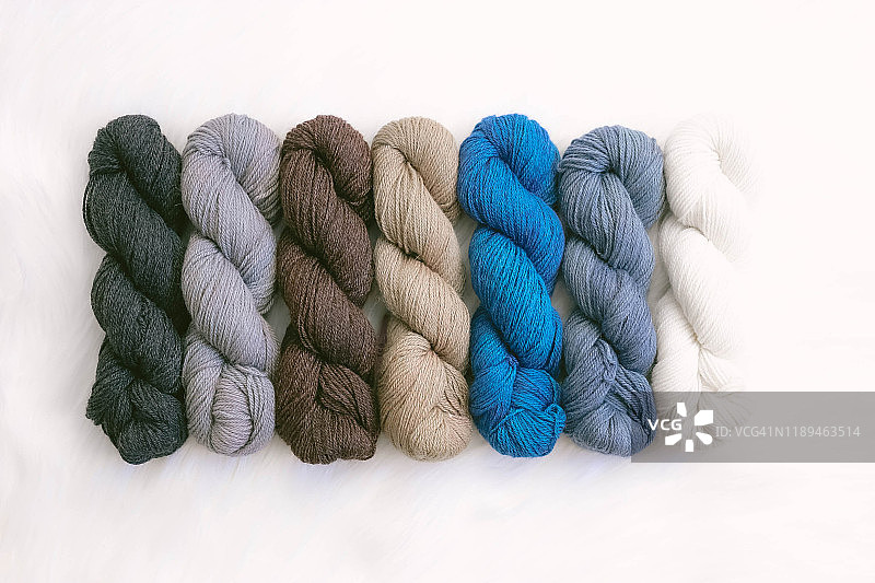 用于编织和钩编的手染纱线图片素材