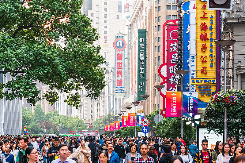 上海外滩南京路步行街的拥挤人潮和广告牌图片素材