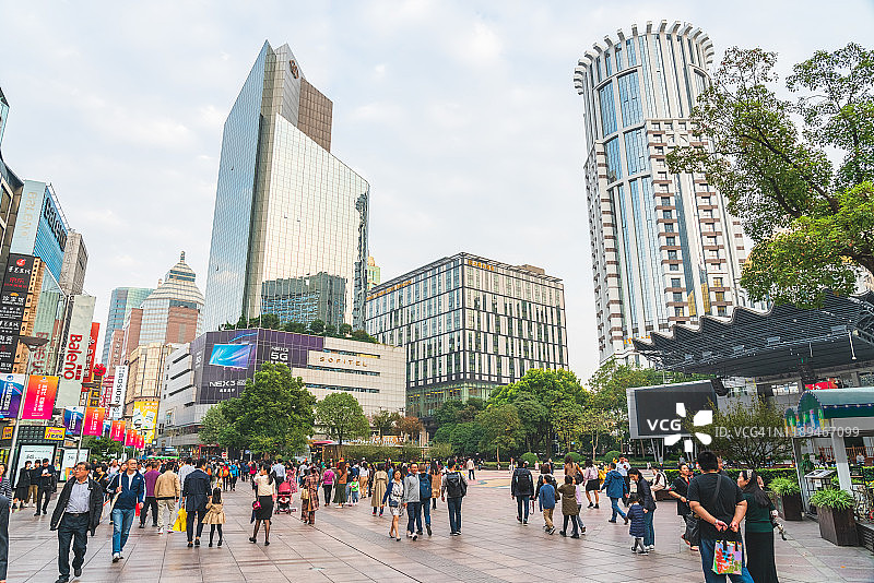 上海外滩南京路步行街的拥挤人潮和广告牌图片素材