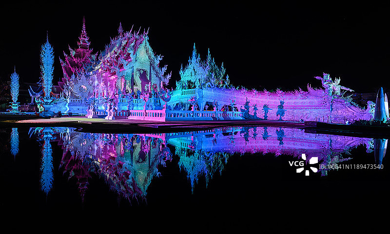 泰国清莱白庙夜景图片素材