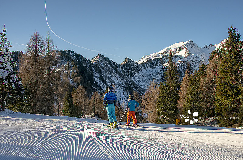勇敢的兄弟准备在意大利马多纳迪坎皮iglio滑雪图片素材