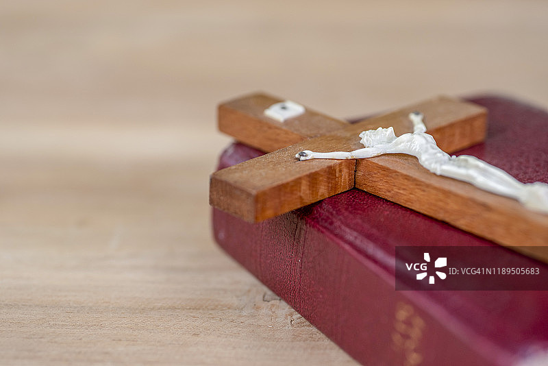 木制十字架和《圣经》图片素材