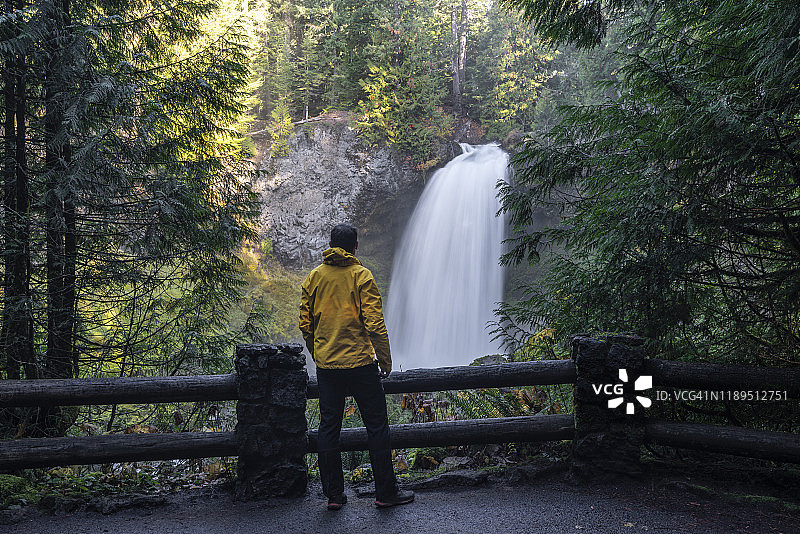 美国俄勒冈州林恩县萨哈利瀑布的男子图片素材