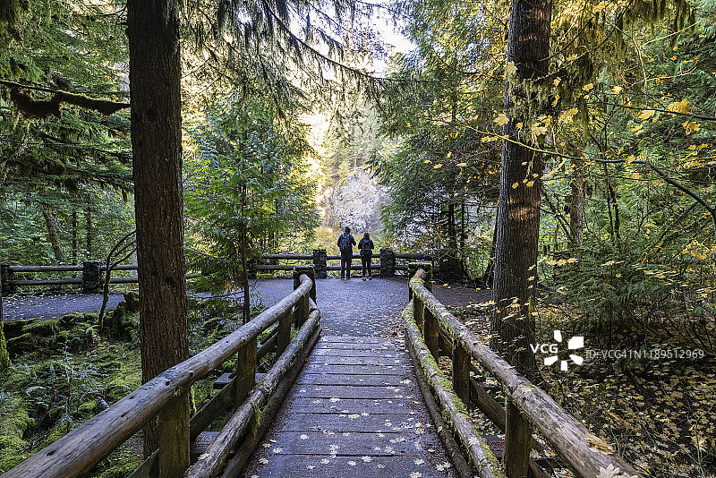 美国俄勒冈州林恩县萨哈利瀑布的游客图片素材