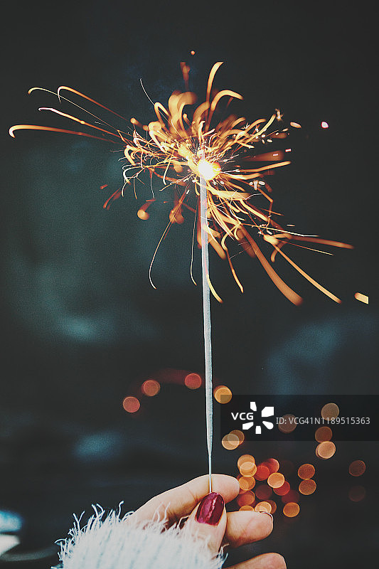 手持烟花棒，黑色背景图片素材