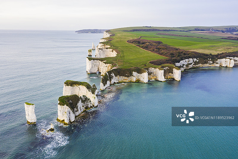 英国多塞特郡的老哈里岩航拍图片素材