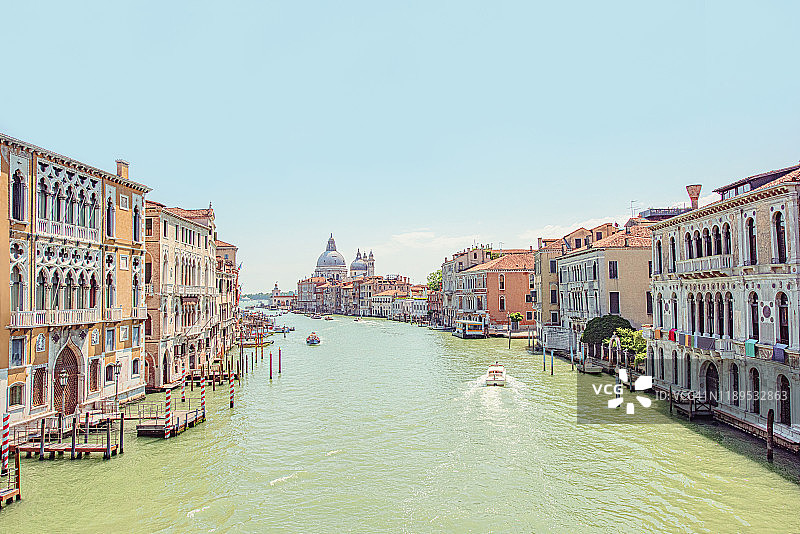 威尼斯大运河与背景中的圣玛丽健康教堂图片素材