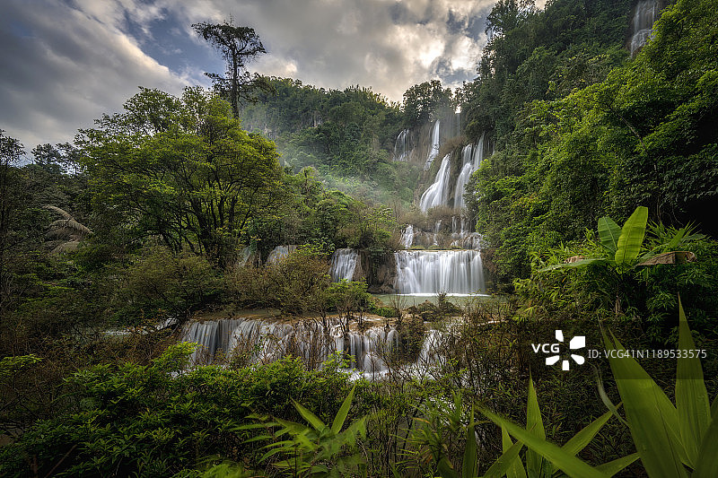 泰国提罗素瀑布日落景色图片素材