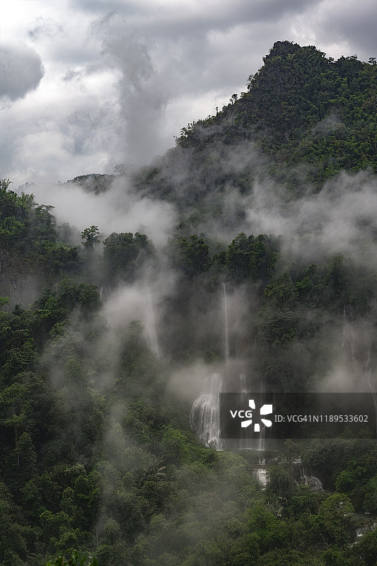 泰国Umphang野生动物保护区最大瀑布Thi Lo Su日出景色图片素材