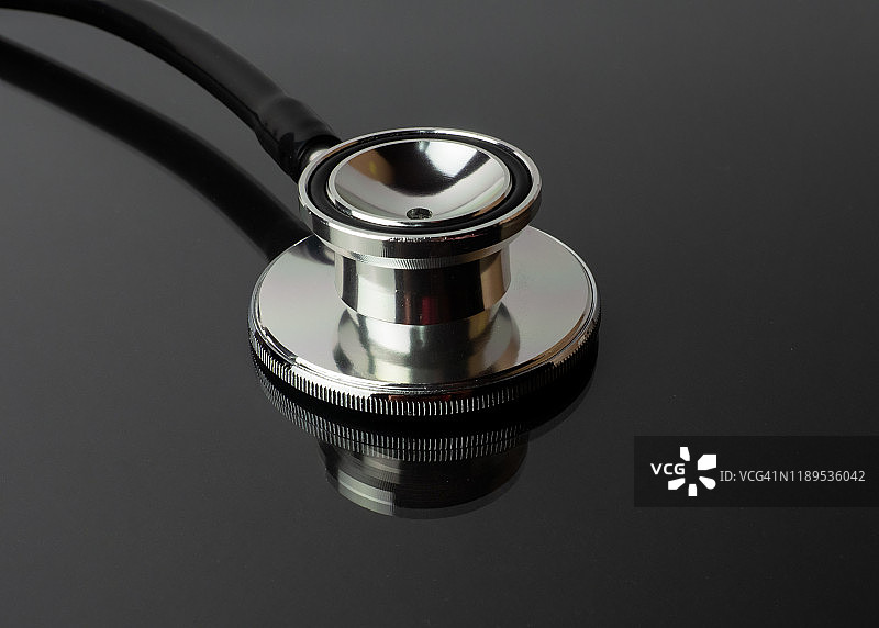 灰色背景上的镜面反射听诊器图片素材