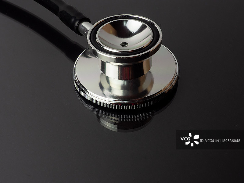 灰色背景上的镜面反射听诊器图片素材