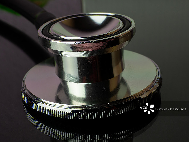 灰色背景上的镜面反射听诊器图片素材