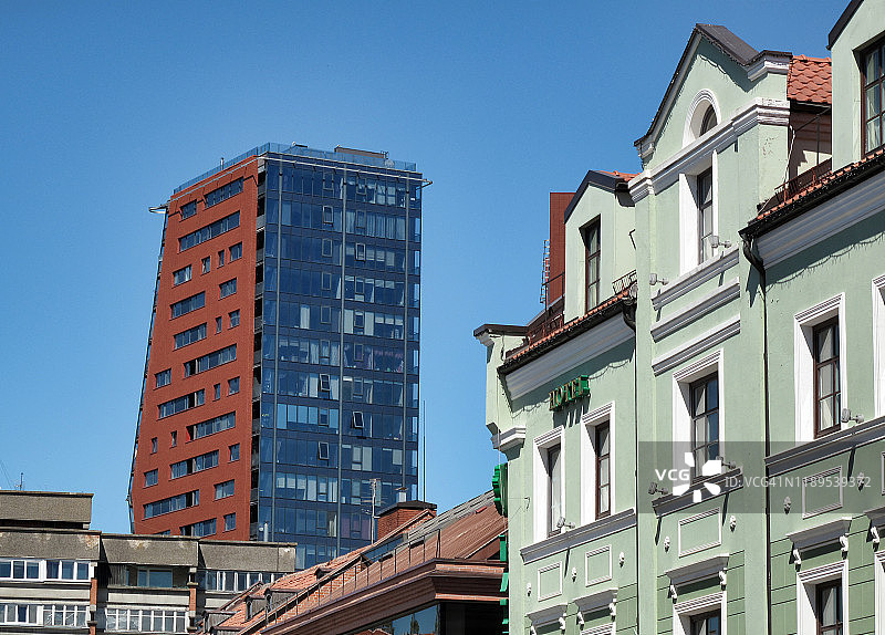 立陶宛克莱佩达老城的传统房屋和新塔图片素材