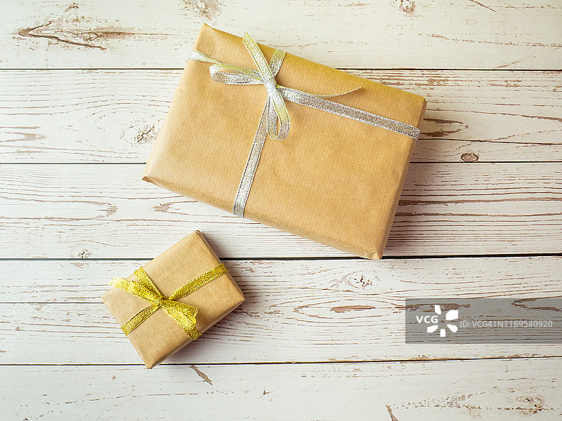 白色木桌上再生纸礼品包图片素材