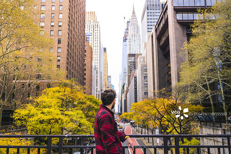 游客欣赏秋季纽约市曼哈顿中城的街道图片素材